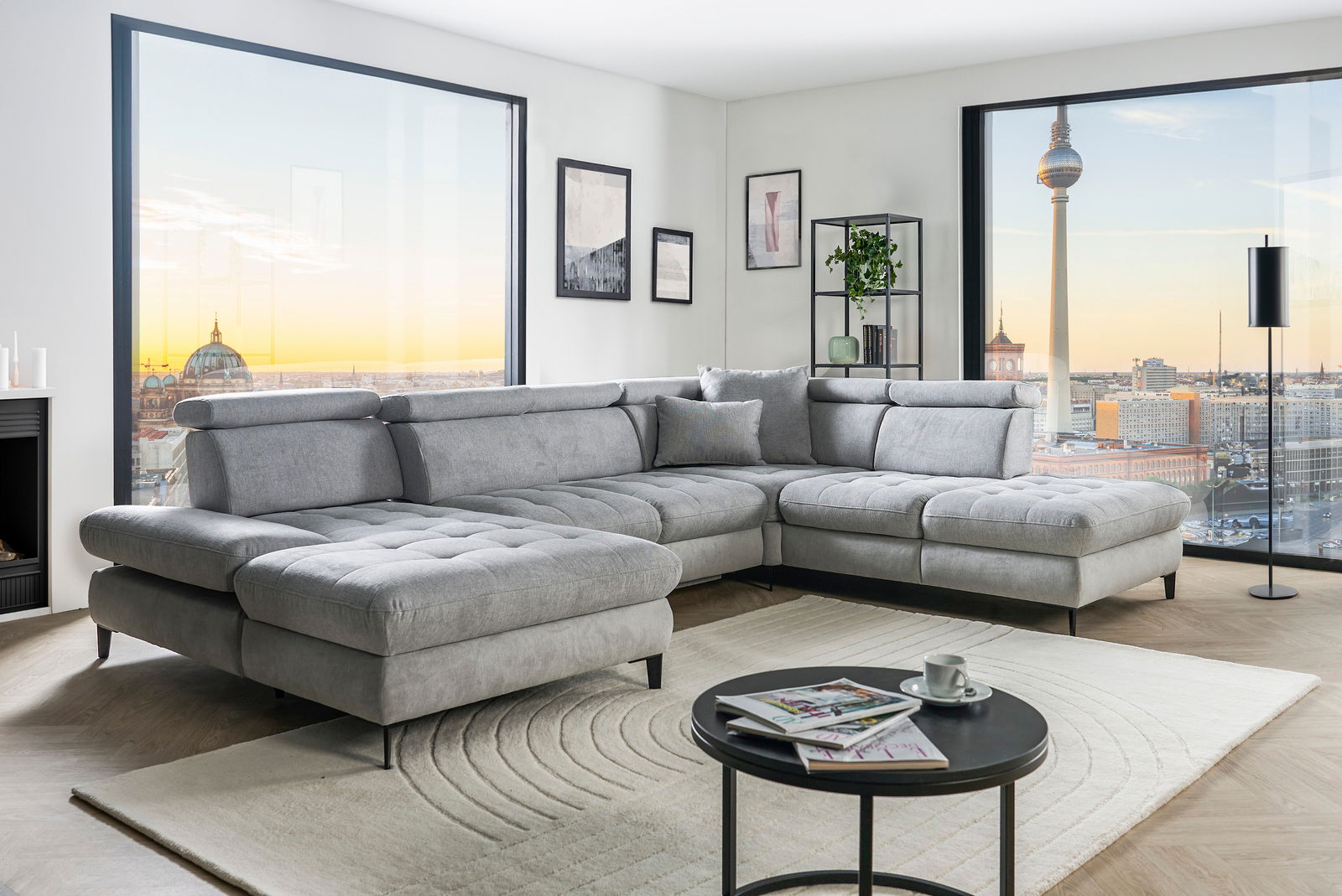 Graue Rundecke in modernem Wohnzimmer mit Blick auf die Stadt aus der Fensterperspektive.