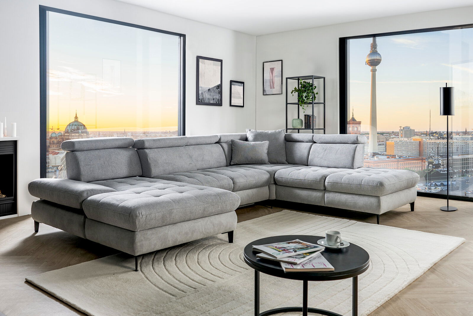 Graue Rundecke in modernem Wohnzimmer mit Blick auf die Stadt aus der Fensterperspektive.