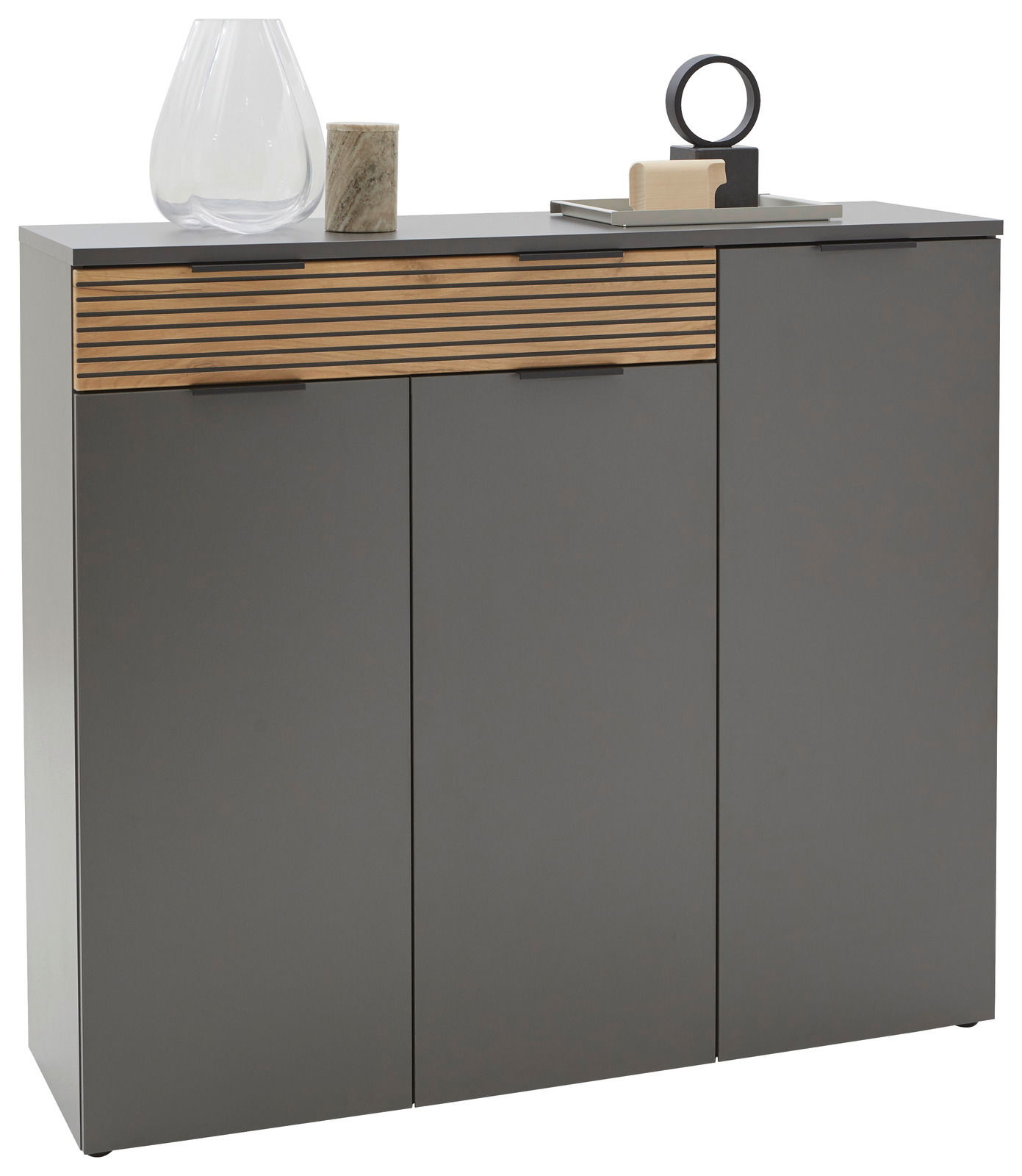 Voleo Schuhschrank INDO Moderner Schuhschrank in grauer Farbe mit Holzdetails, frontal fotografiert, dekoriert mit Vasen und Skulpturen auf der Oberseite.