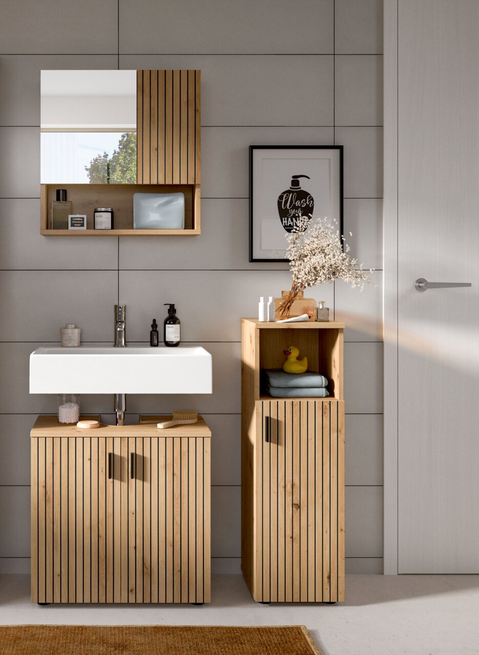Modernes Badezimmer-Set aus hellem Holz mit vertikaler Lamellenfront, Waschtischunterschrank mit weißem Aufsatzwaschbecken und hohem Seitenschrank mit offenem Fach, frontale Perspektive.
