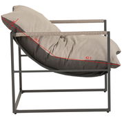 Seitenansicht eines Lounge-Sessels mit Metallrahmen und bequemen Kissen in neutralen Farben.