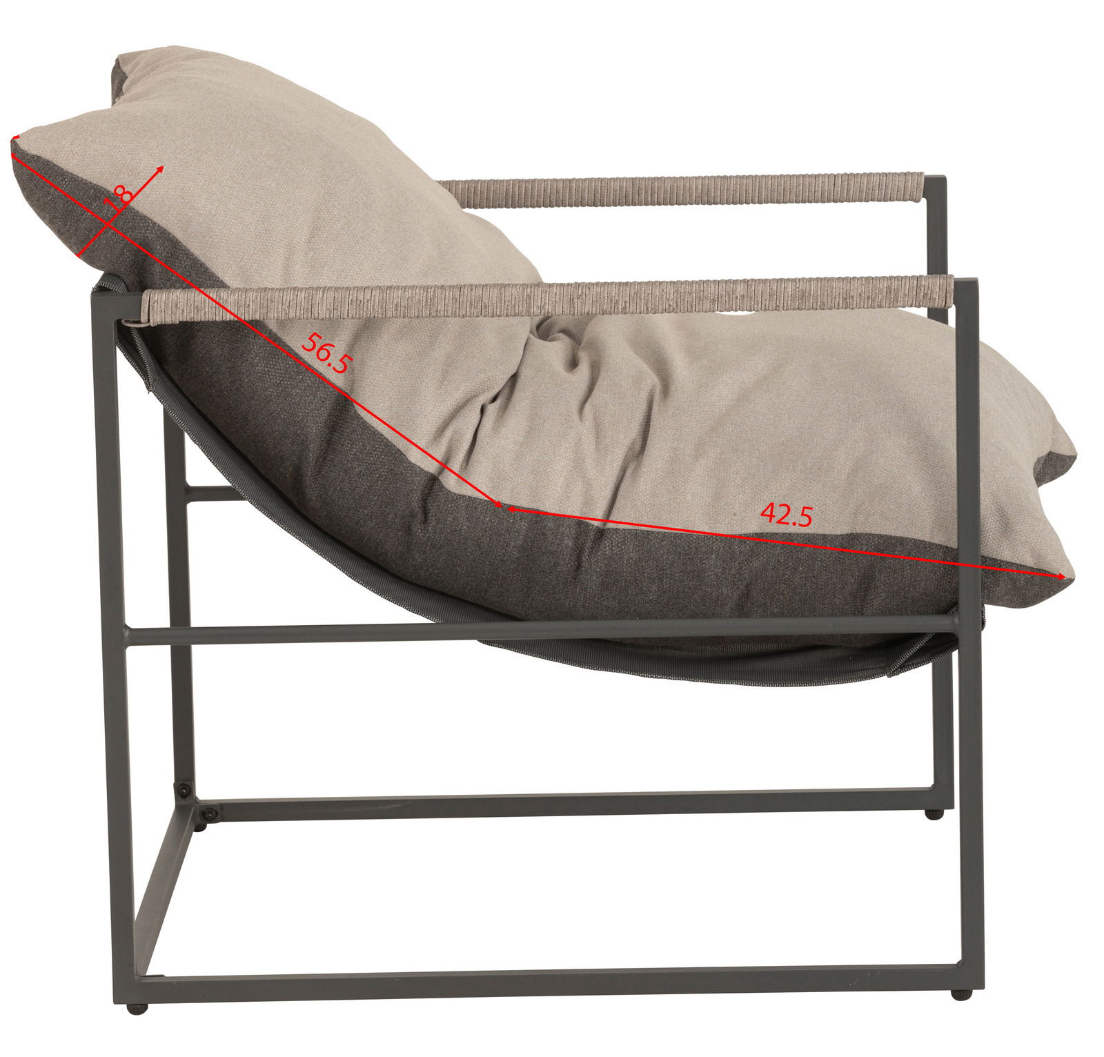 Seitenansicht eines Lounge-Sessels mit Metallrahmen und bequemen Kissen in neutralen Farben.