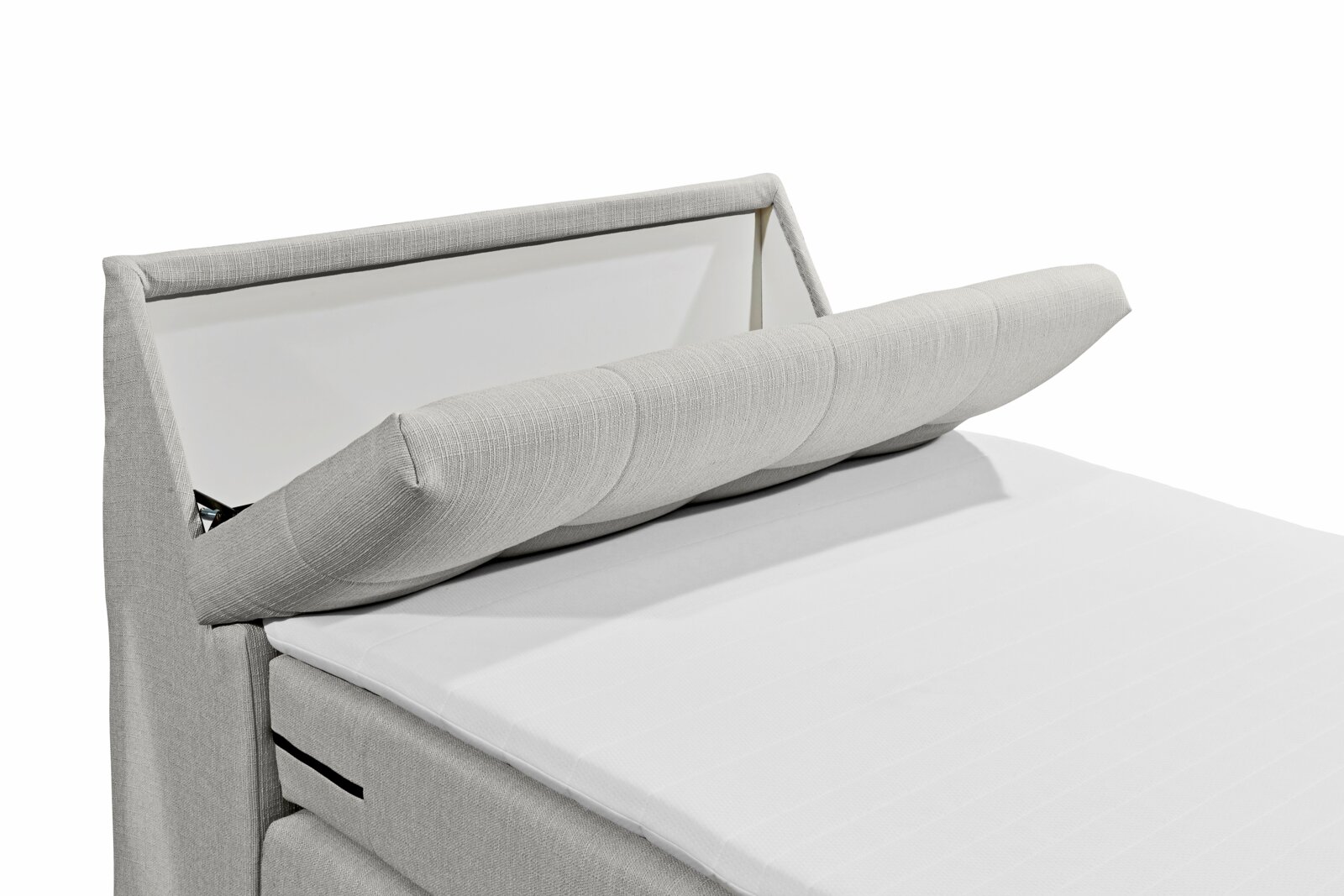 Nahaufnahme eines Boxspringbetts mit grauem Stoffbezug und verstellbarem Kopfteil, seitliche Perspektive