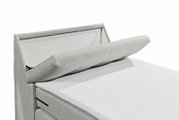 Nahaufnahme eines Boxspringbetts mit grauem Stoffbezug und verstellbarem Kopfteil, seitliche Perspektive