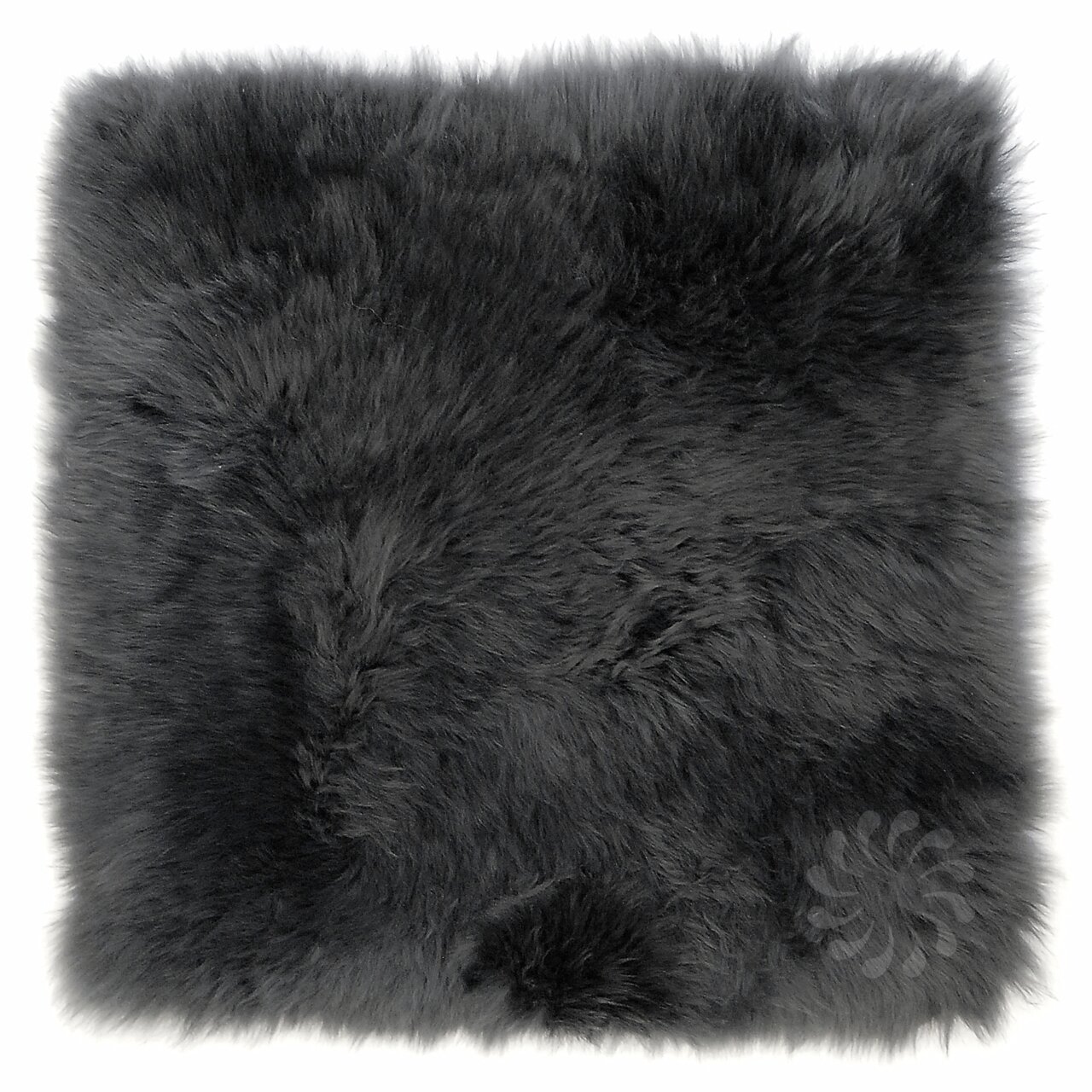 Lammfell Sitzauflage in Dunkelgrau, quadratisch, aus der Vogelperspektive fotografiert.