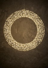 LED-Kranz mit einem Durchmesser von 50 cm, leuchtend in warmem Licht, von vorne betrachtet.