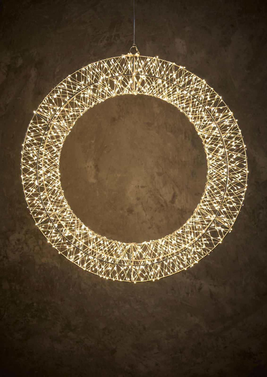 Day LED Kranz Ø50cm mit 1440 LED LED-Kranz mit einem Durchmesser von 50 cm, leuchtend in warmem Licht, von vorne betrachtet.