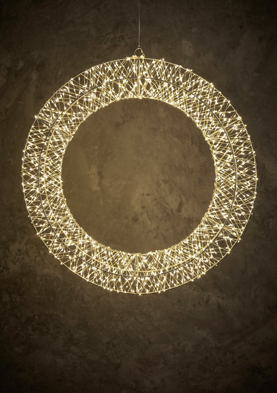 Day LED Kranz Ø50cm mit 1440 LED LED-Kranz mit einem Durchmesser von 50 cm, leuchtend in warmem Licht, von vorne betrachtet.