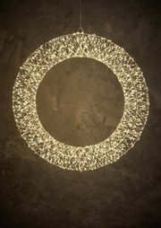 LED-Kranz mit einem Durchmesser von 50 cm, leuchtend in warmem Licht, von vorne betrachtet.