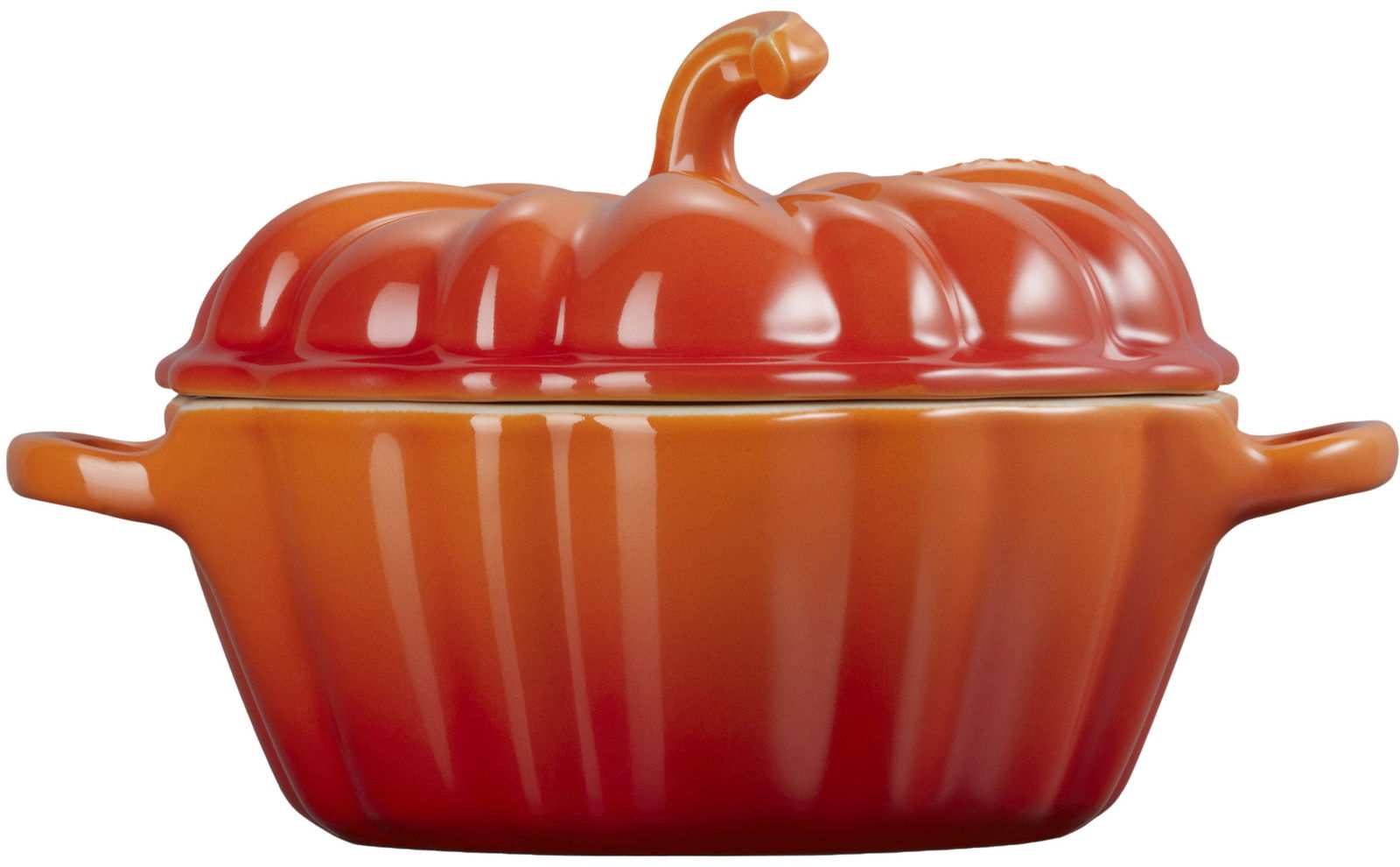 Kürbisförmige Keramikschale in Ofenrot, seitliche Perspektive