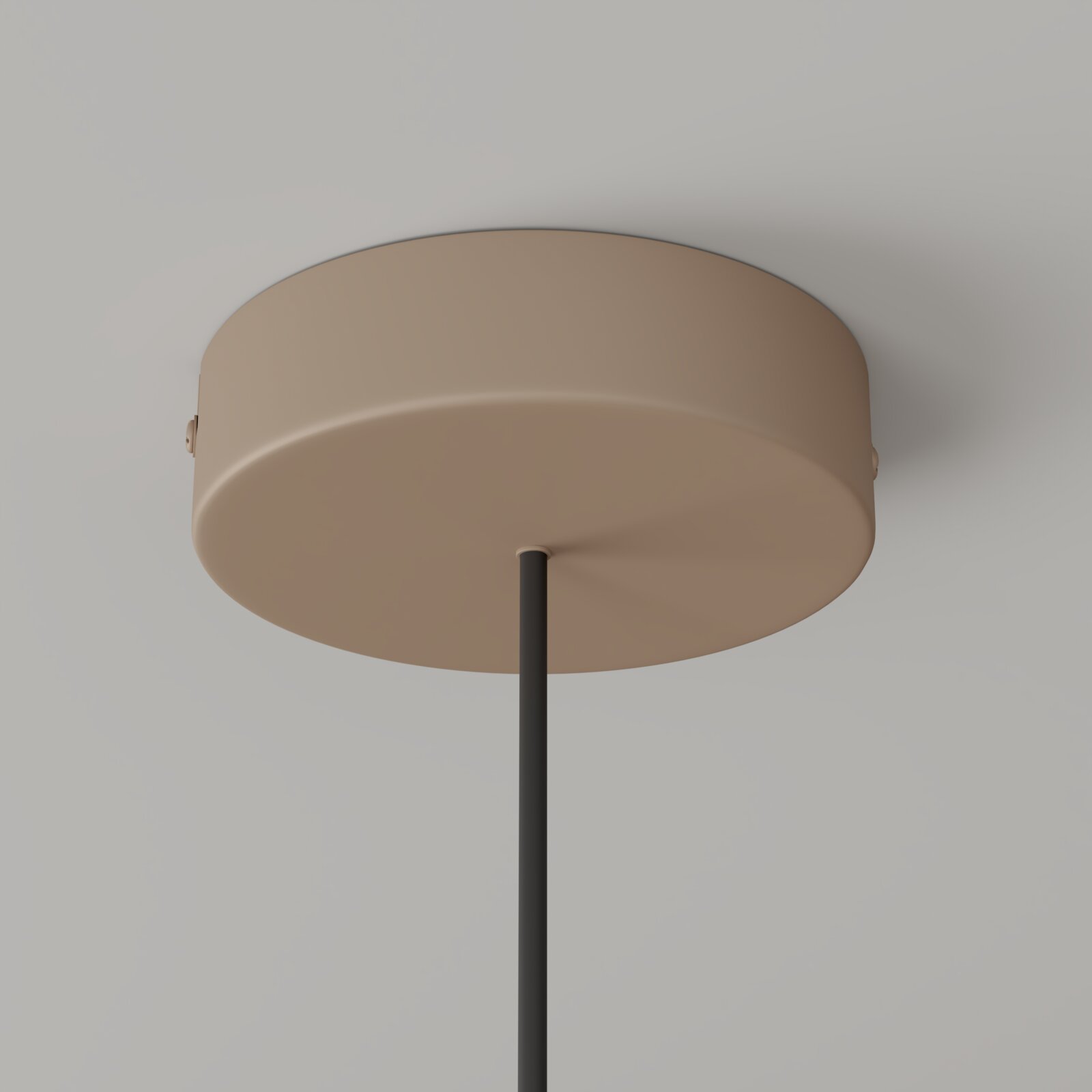 Beige Deckenbaldachin einer Pendelleuchte mit schwarzem Kabel, von unten in leichter Untersicht vor grauem Hintergrund