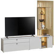 Moderne Wandkombination mit weißem TV-Schrank und Holzregal, frontal betrachtet.