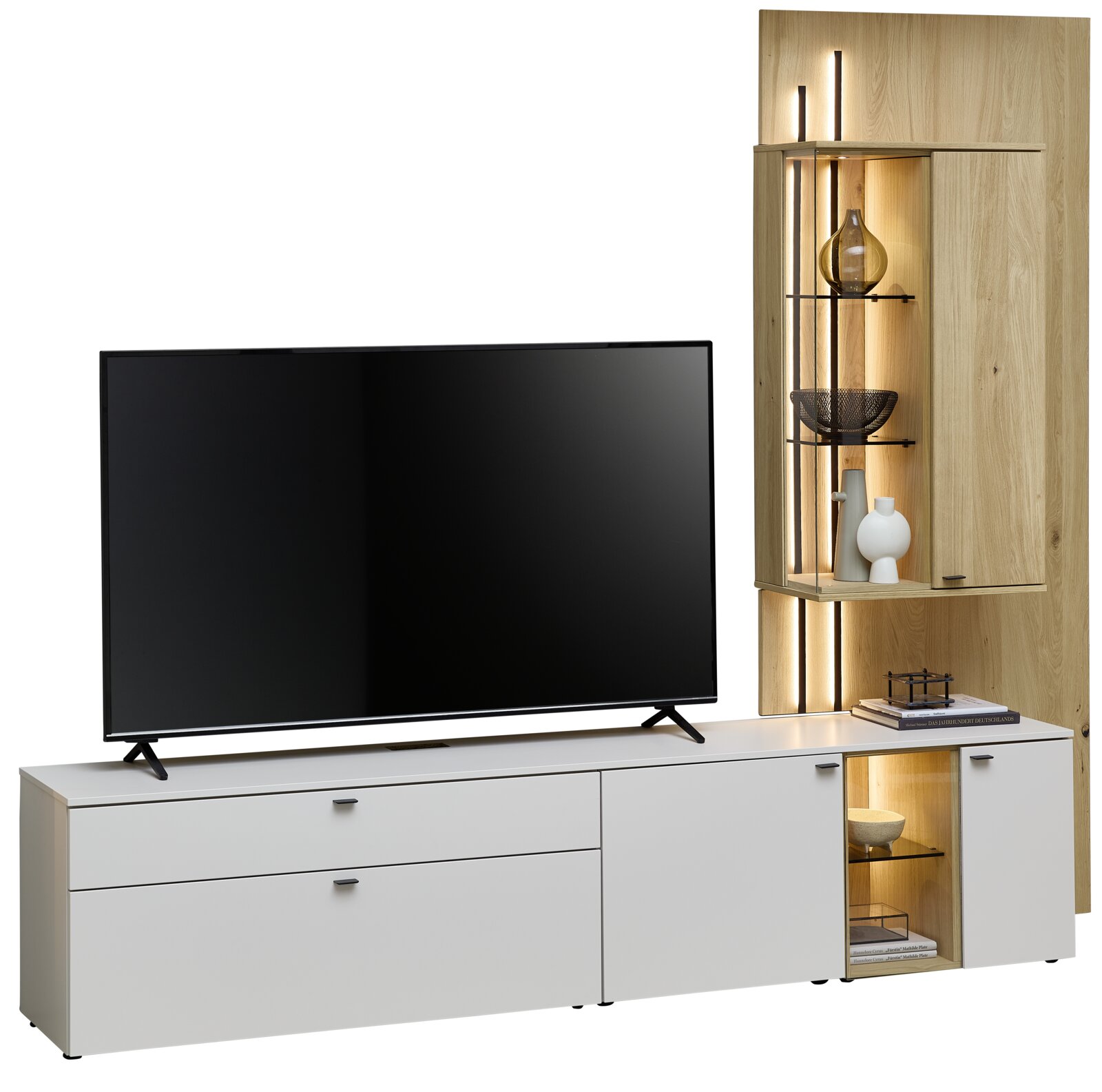 Moderne Wandkombination mit weißem TV-Schrank und Holzregal, frontal betrachtet.