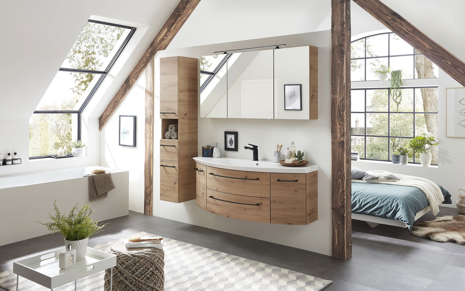 Moderner Hochschrank aus Holz in einem stilvollen Badezimmer mit Dachschräge, seitliche Perspektive.