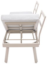 Seitenansicht einer Lounge-Kombination mit hellem Metallrahmen und hellgrauem Polster.