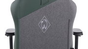 Rückansicht eines Gaming Stuhls mit grauem Stoff und grünem Kunstleder, inklusive gesticktem Logo in der Mitte der Rückenlehne.