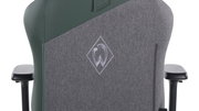 Rückansicht eines Gaming Stuhls mit grauem Stoff und grünem Kunstleder, inklusive gesticktem Logo in der Mitte der Rückenlehne.
