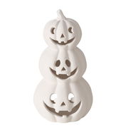 Weißer Teelichthalter in Form von drei gestapelten Kürbissen mit geschnitzten Gesichtern, frontal betrachtet.