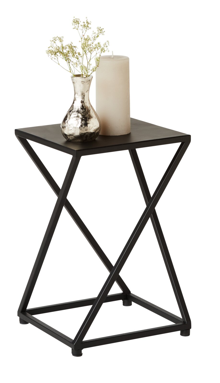 Landscape Bijzettafel SELMA Moderner Beistelltisch mit schwarzem Metallgestell, darauf eine silberne Vase mit weißen Blumen und eine große Kerze, seitliche Perspektive.