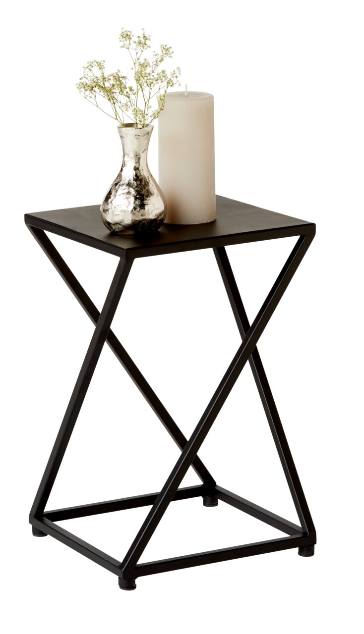 Moderner Beistelltisch mit schwarzem Metallgestell, darauf eine silberne Vase mit weißen Blumen und eine große Kerze, seitliche Perspektive.