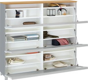 Weißes Schuhregal/Sideboard mit Holzplatte und drei nach unten klappbaren Fronten, geöffnet mit mehreren Fächern und Gasdruckdämpfern, befüllt mit Schuhen und Accessoires, Frontansicht leicht schräg von oben