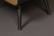Nahaufnahme eines Weinregals mit Metallbeinen und Holzdetails, seitliche Perspektive