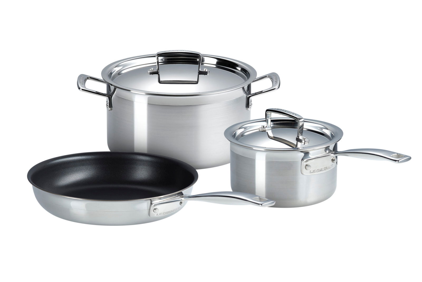 Topfset 3-teilig aus Edelstahl, bestehend aus einem großen Topf, einem kleineren Topf und einer Pfanne, in seitlicher Perspektive.