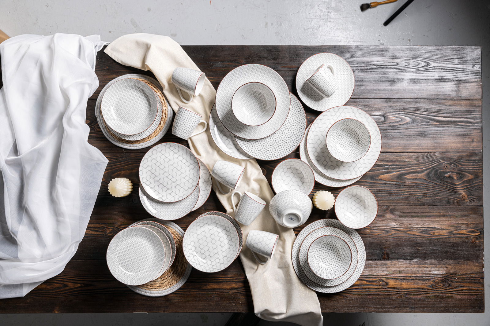 Kombiservice 30-teilig mit elegantem Muster, von oben fotografiert auf einem Holztisch arrangiert.