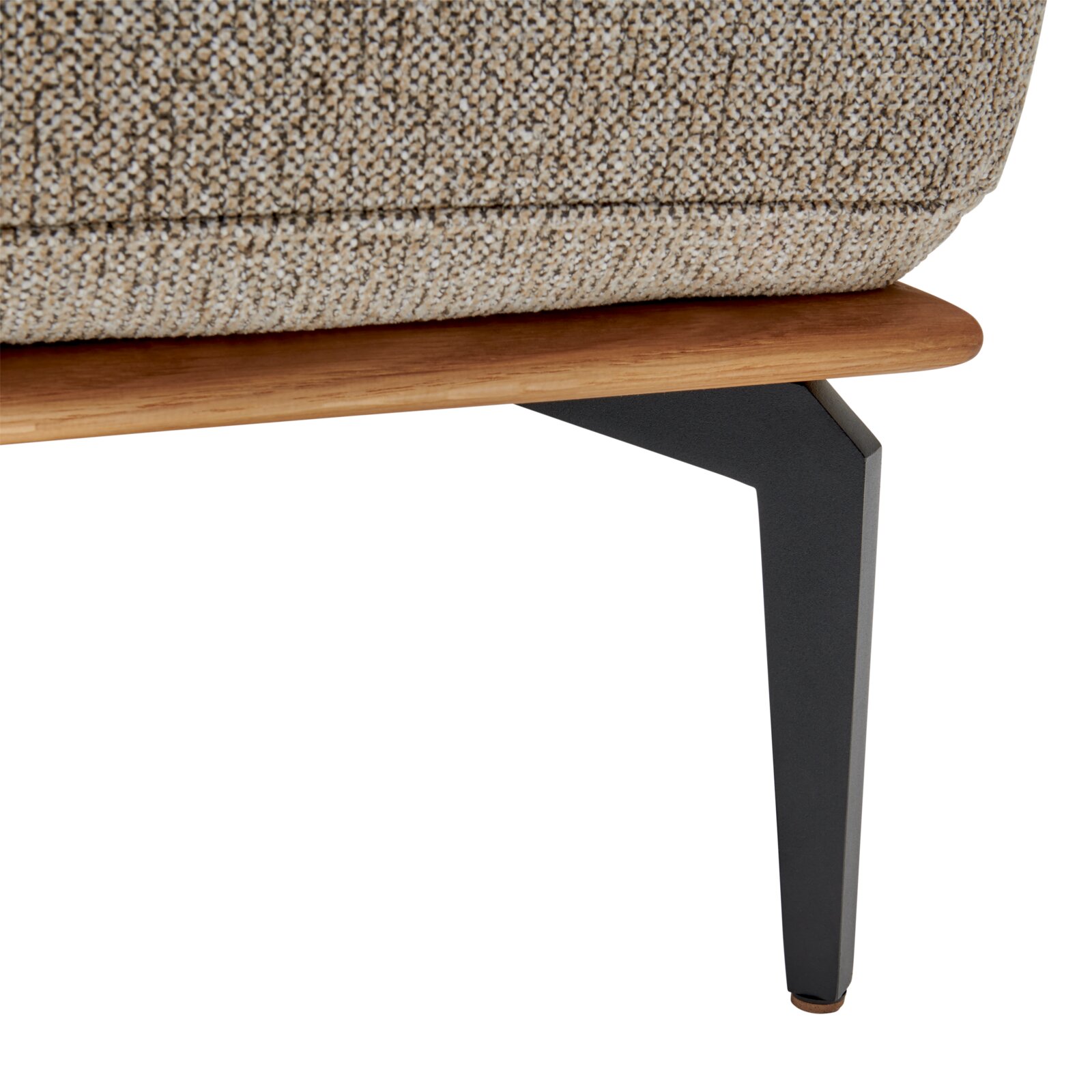 Close-up van een ligstoel met stoffen bekleding, houten frame en metalen poot, zijaanzicht
