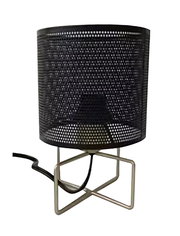Moderne Tischleuchte mit schwarzem, perforiertem Lampenschirm und silbernem Metallgestell, seitliche Perspektive