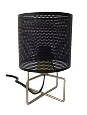 Moderne Tischleuchte mit schwarzem, perforiertem Lampenschirm und silbernem Metallgestell, seitliche Perspektive