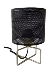 Moderne Tischleuchte mit schwarzem, perforiertem Lampenschirm und silbernem Metallgestell, seitliche Perspektive