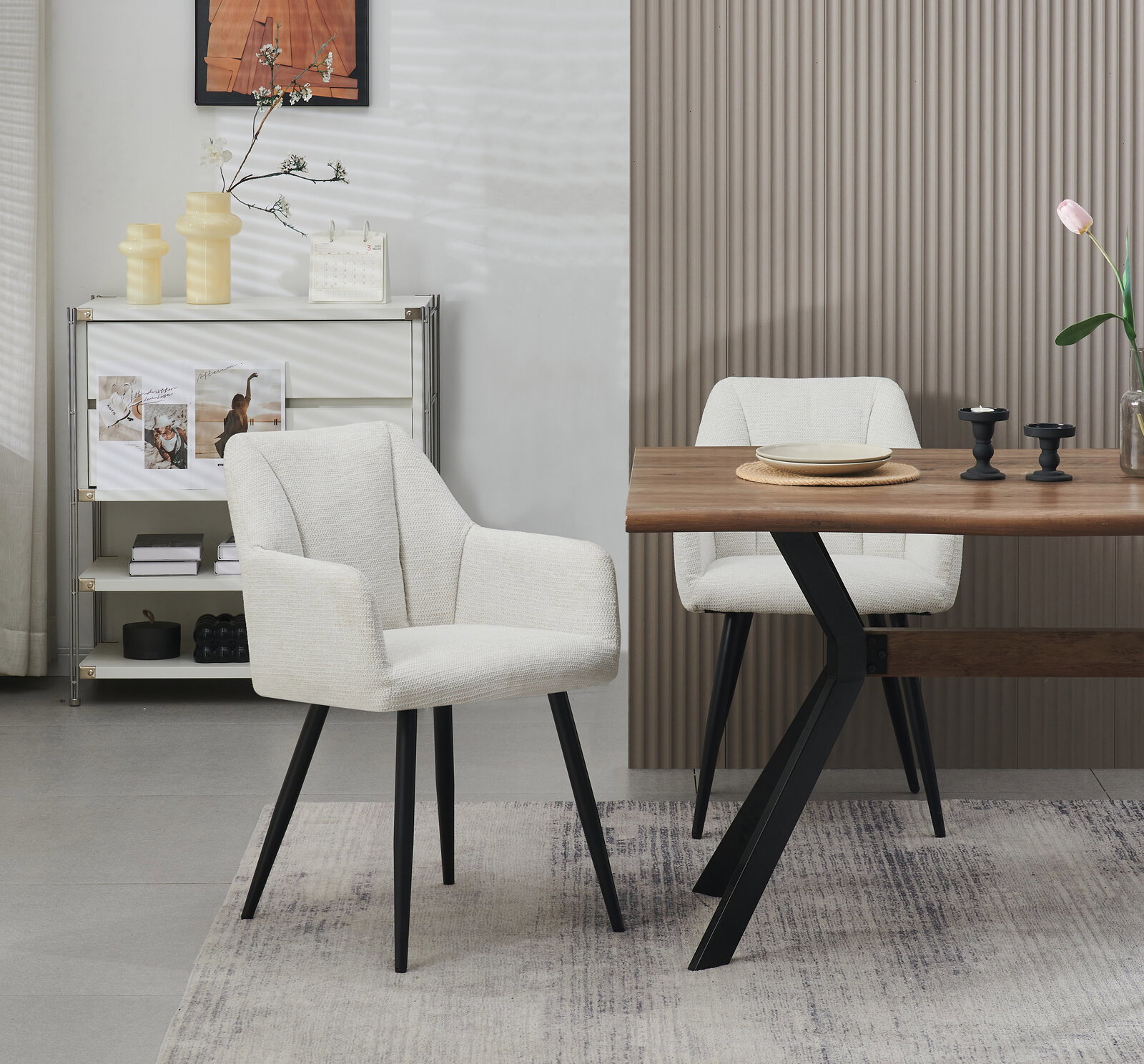 Moderner Esszimmerstuhl mit hellgrauem Stoffbezug und schwarzen Beinen neben Holzesstisch in Wohnraum-Setting, seitliche Perspektive