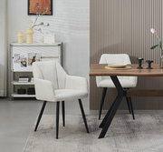 Moderner Esszimmerstuhl mit hellgrauem Stoffbezug und schwarzen Beinen neben Holzesstisch in Wohnraum-Setting, seitliche Perspektive