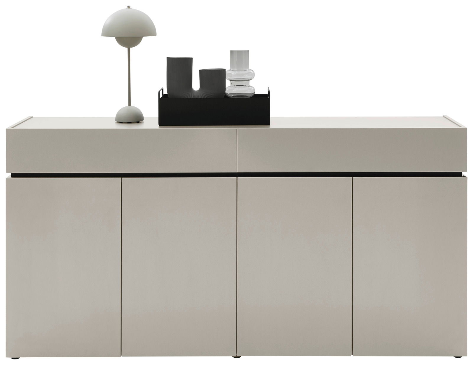 Moderner XXL-Schuhschrank in minimalistischer Frontansicht mit Dekorationen auf der Oberseite, darunter eine Lampe und Glasobjekte.