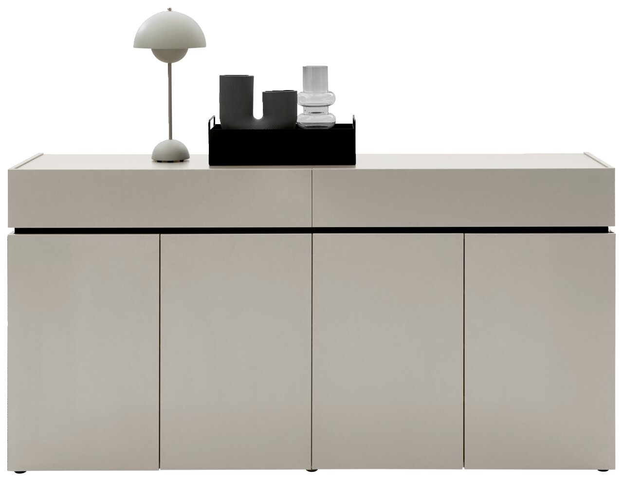 Moderner XXL-Schuhschrank in minimalistischer Frontansicht mit Dekorationen auf der Oberseite, darunter eine Lampe und Glasobjekte.