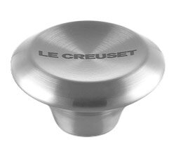 Edelstahl-Deckelknopf von oben, gebürstete Oberfläche mit 'Le Creuset' Schriftzug