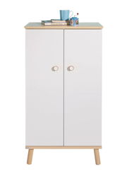 Frontansicht eines weißen Standregals mit zwei Türen, Holzbeinen und einer Ablagefläche mit Büchern und einer Tasse.