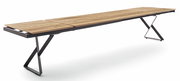Moderner Esstisch mit ausziehbarer Holzplatte und stilvollen Metallbeinen, seitliche Perspektive