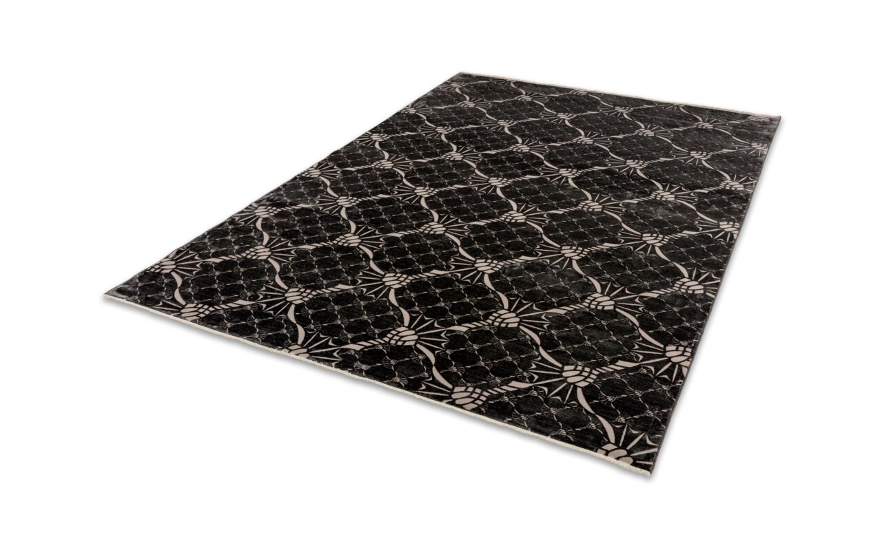 JOOP! CORNFLOWER DOUBLE Graphit Schwarzer Teppich mit stilisiertem Kornblumenmuster, perspektivisch von der Seite fotografiert.