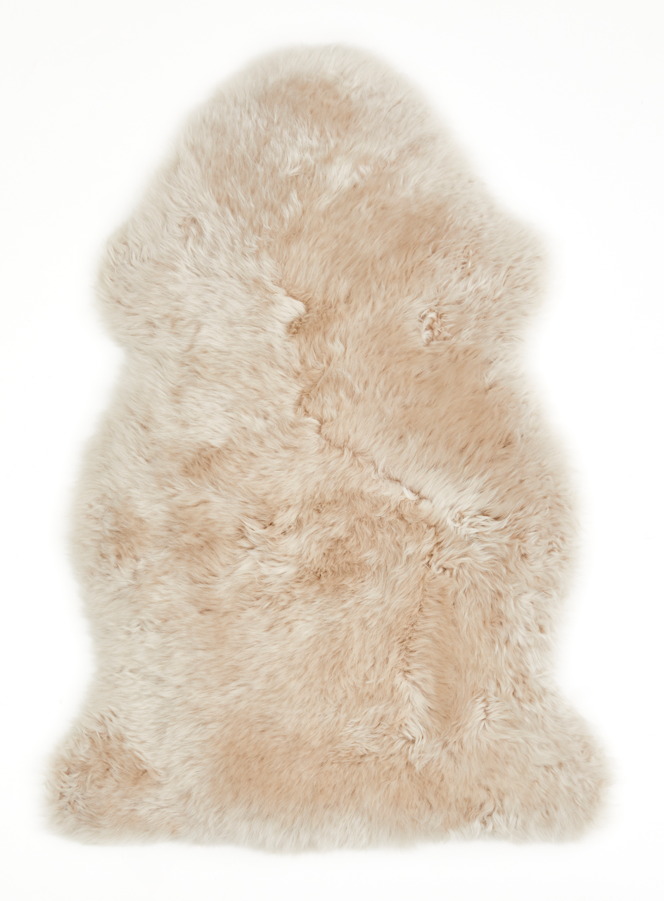 Luxor living Schaffell 85 cm FELLE Beiges Schaffell, 85 cm lang, aus der Vogelperspektive fotografiert.