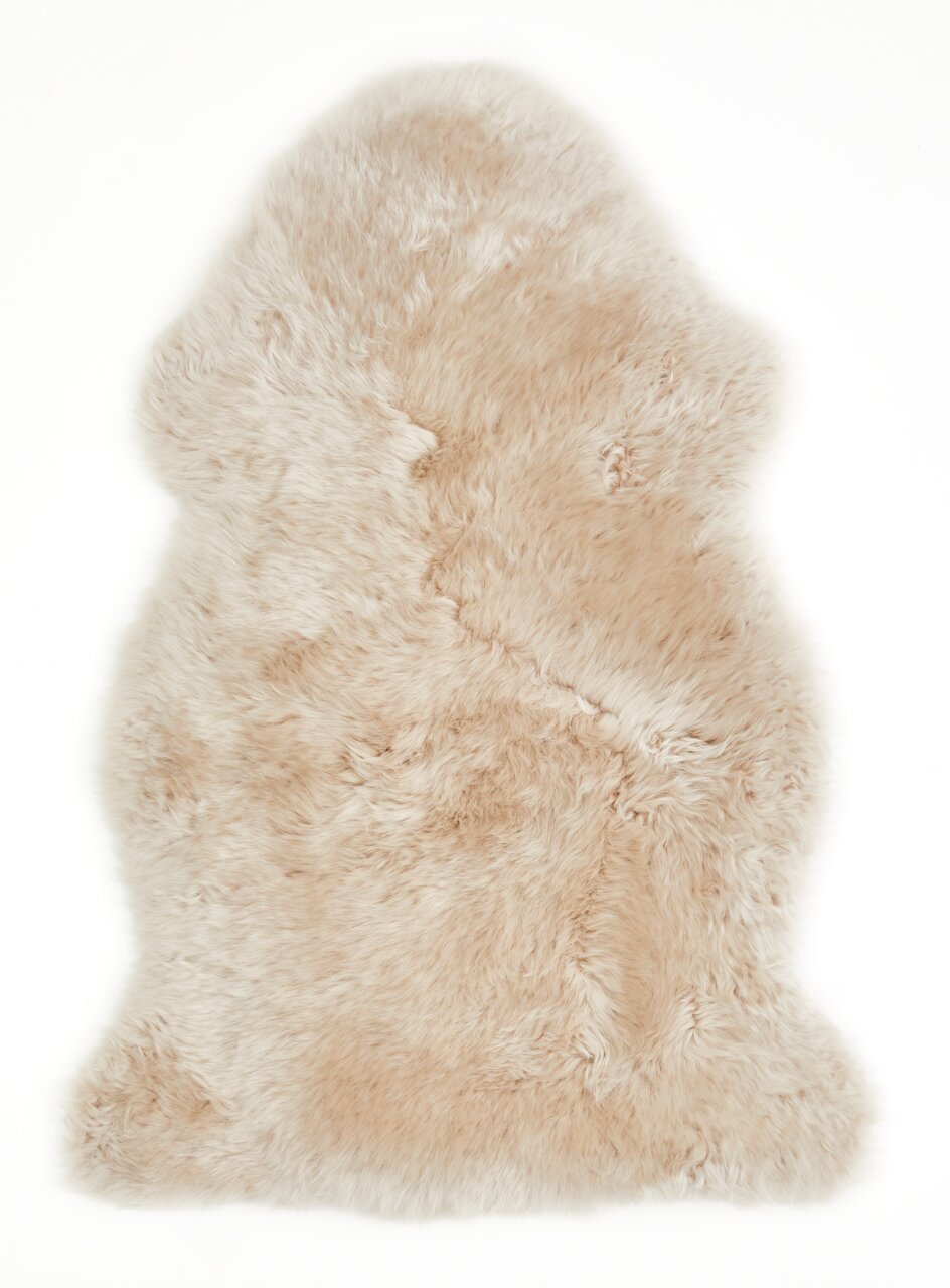 Luxor living Schaffell 85 cm FELLE Beiges Schaffell, 85 cm lang, aus der Vogelperspektive fotografiert.