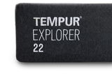 Nahaufnahme der Seite einer Tempur Explorer 22 Viscomatratze mit gesticktem Logo.