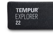 Nahaufnahme der Seite einer Tempur Explorer 22 Viscomatratze mit gesticktem Logo.