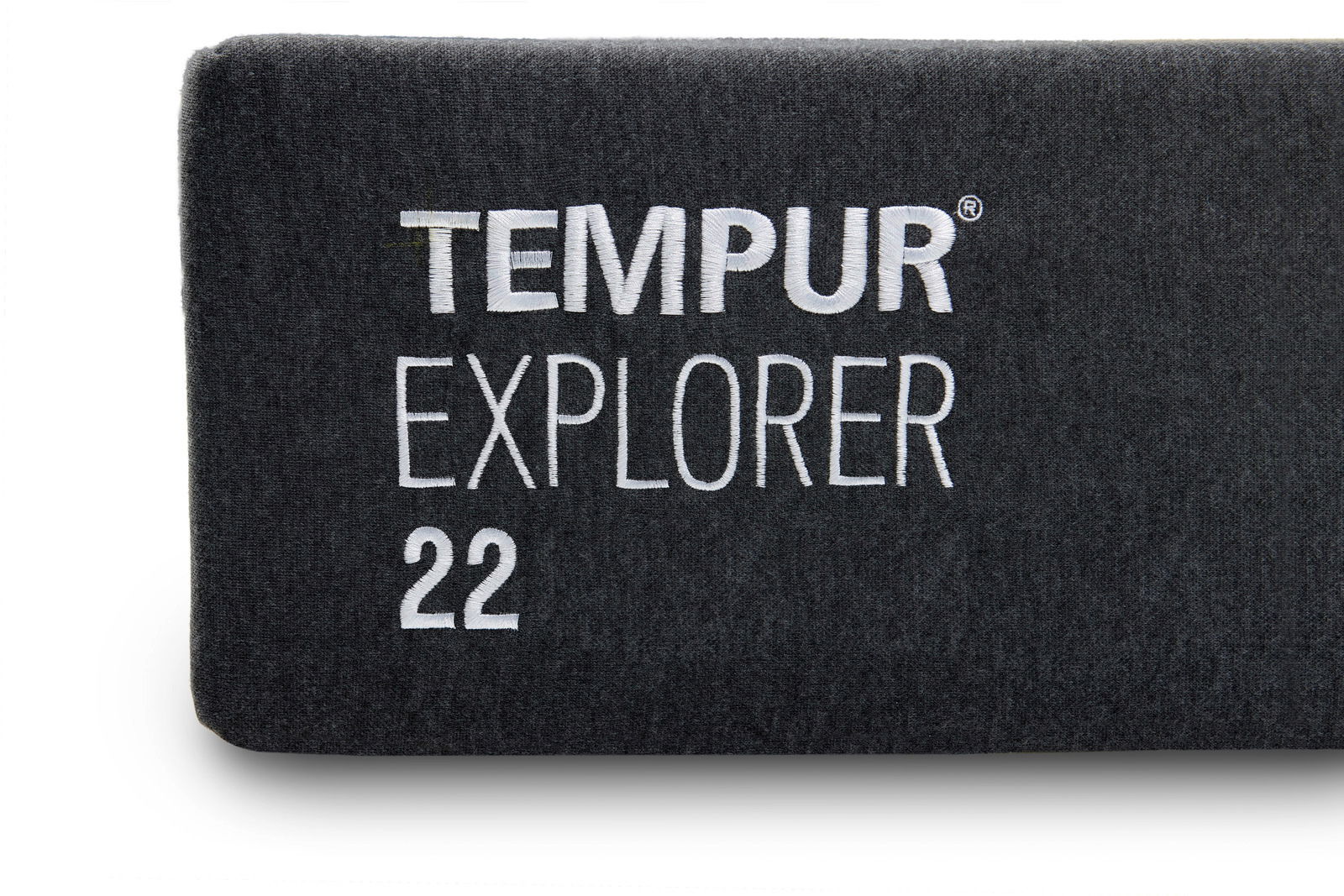 Nahaufnahme der Seite einer Tempur Explorer 22 Viscomatratze mit gesticktem Logo.