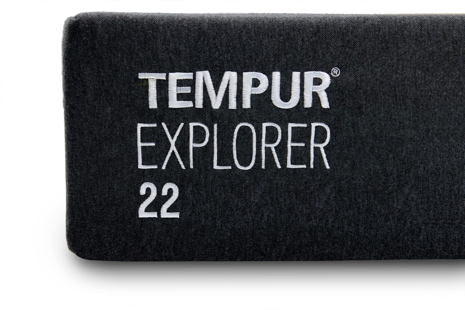 Nahaufnahme der Seite einer Tempur Explorer 22 Viscomatratze mit gesticktem Logo.