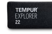 Nahaufnahme der Seite einer Tempur Explorer 22 Viscomatratze mit gesticktem Logo.
