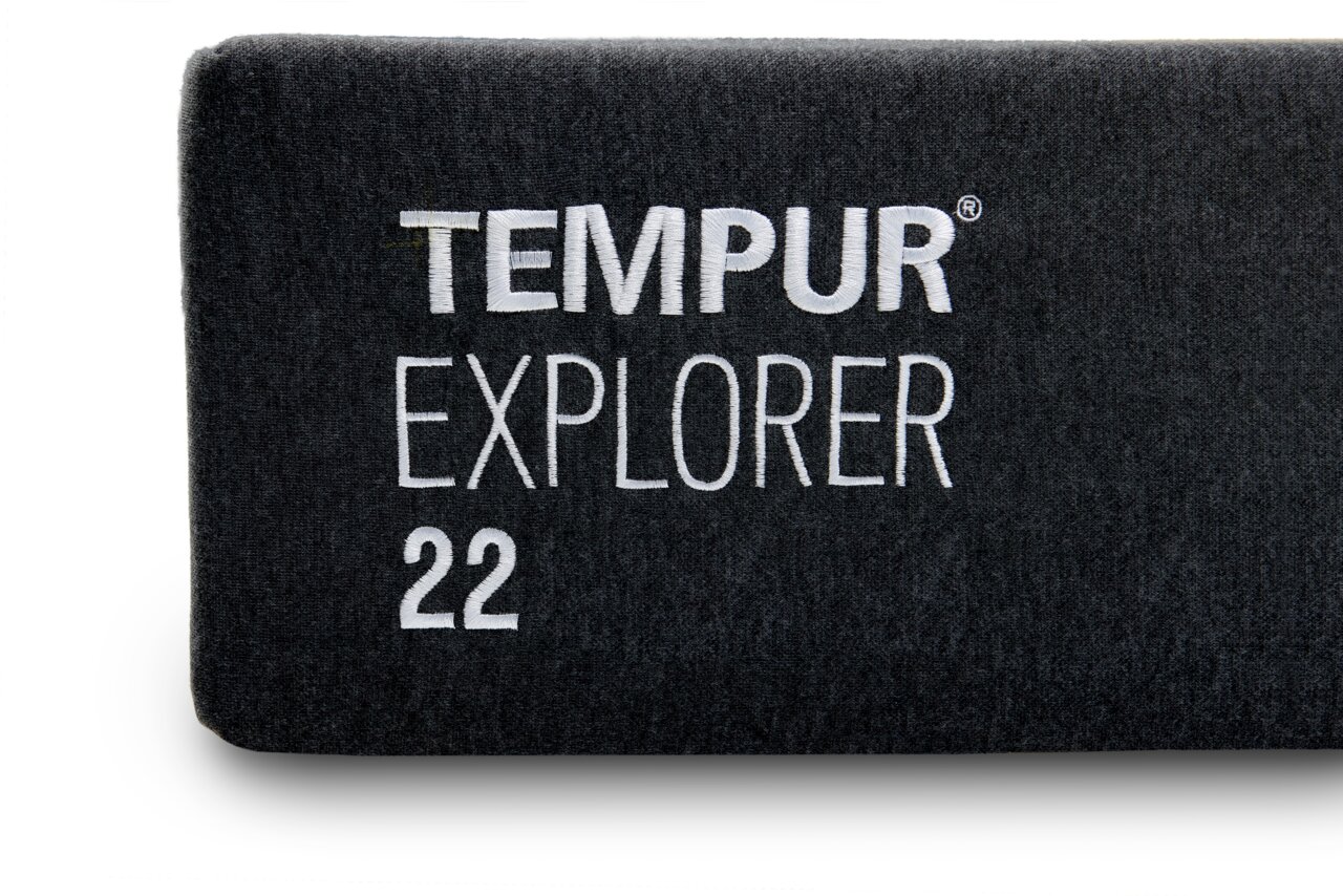 Nahaufnahme der Seite einer Tempur Explorer 22 Viscomatratze mit gesticktem Logo.