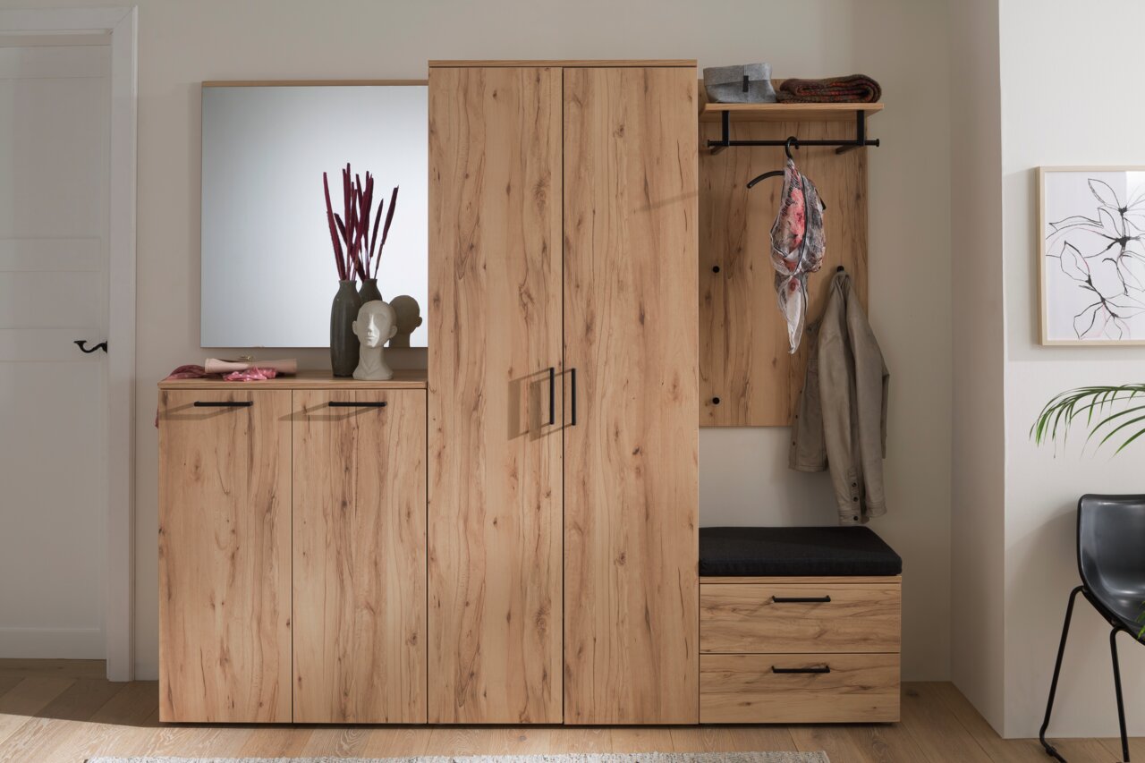 Moderano Garderobenpaneel ALMADA Garderobenpaneel aus Holz in einer modernen Einrichtung, frontal betrachtet. Integrierte Kleiderhaken, Ablagefläche und Sitzbank mit Schubladen.