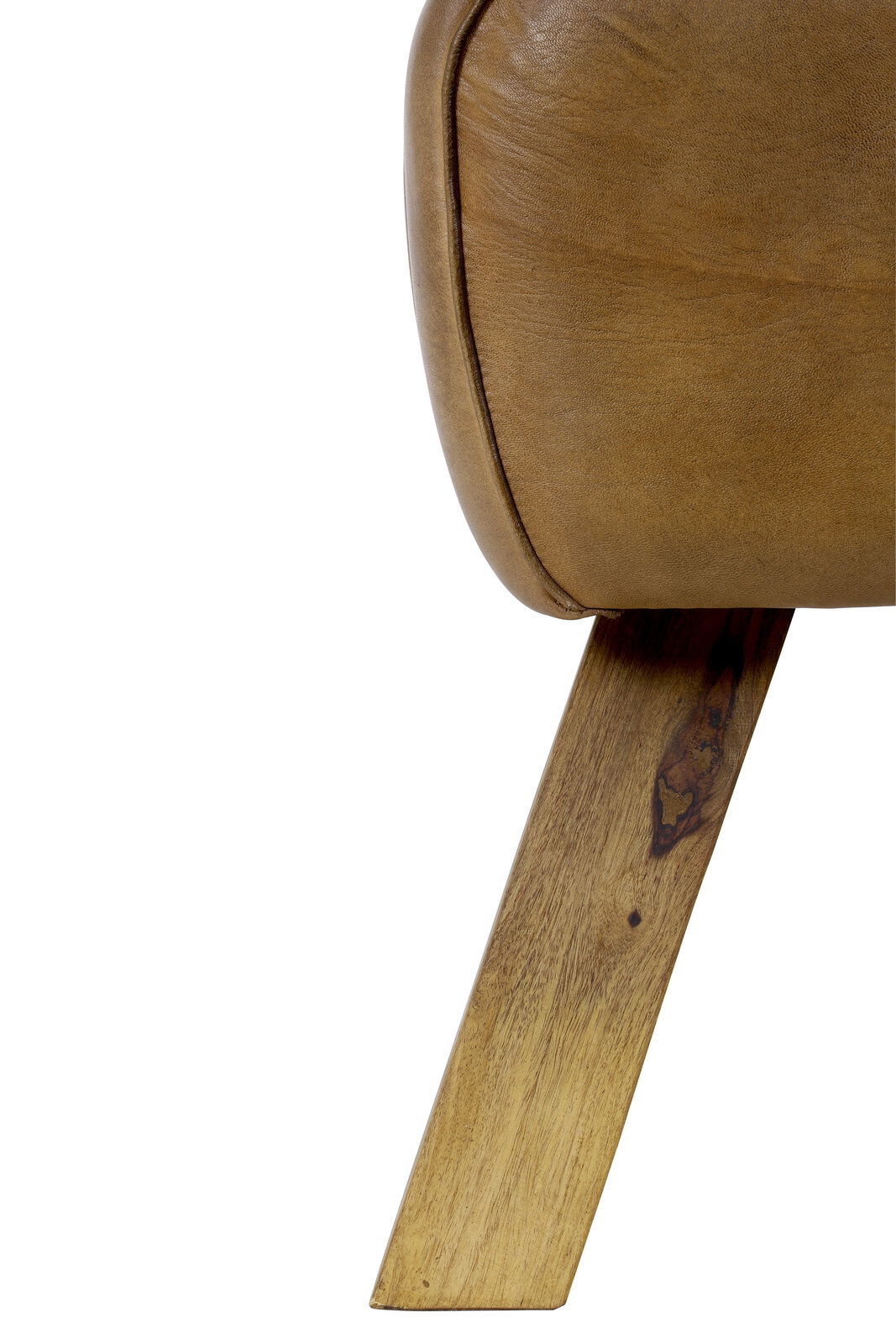 Nahaufnahme eines Hockers mit braunem Lederbezug und schrägem Holzbein, seitliche Perspektive.